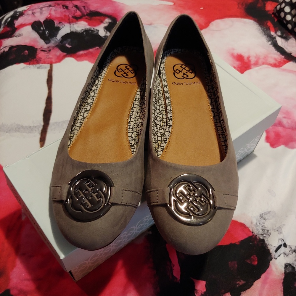 Daisy Fuentes 8.5w gray flats EUC worn once
